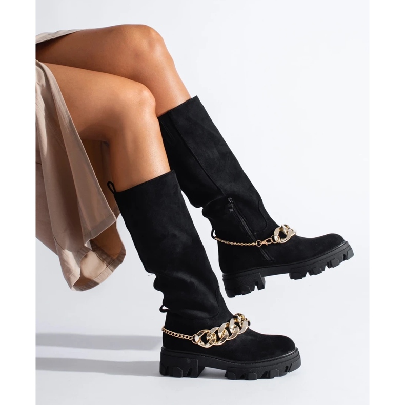 Schwarze Damenstiefel mit goldener Kette 2