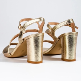 Elegante goldene Damensandalen von Shelovet auf dem Pfosten schwarz 1