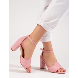 Rosa Damensandalen auf der Post von W. Potocki 2