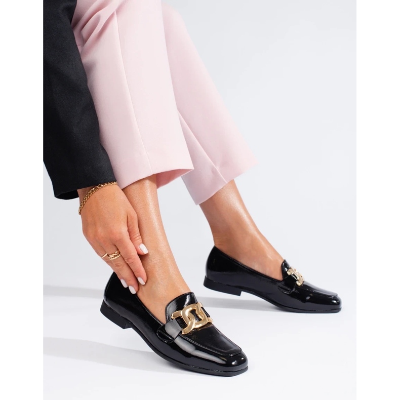 Schwarze Damenschuhe aus Lackleder mit Shelovet-Kette 1