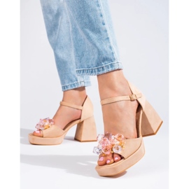 Beige Nietensandalen von Shelovet 1