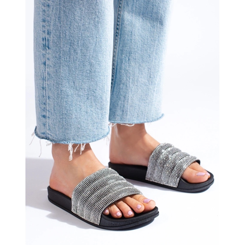 Schwarze Hausschuhe mit Shelovet-Strasssteinen 2