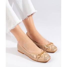Beige durchbrochene Ballerinas für Damen mit einer Shelovet-Kette 2