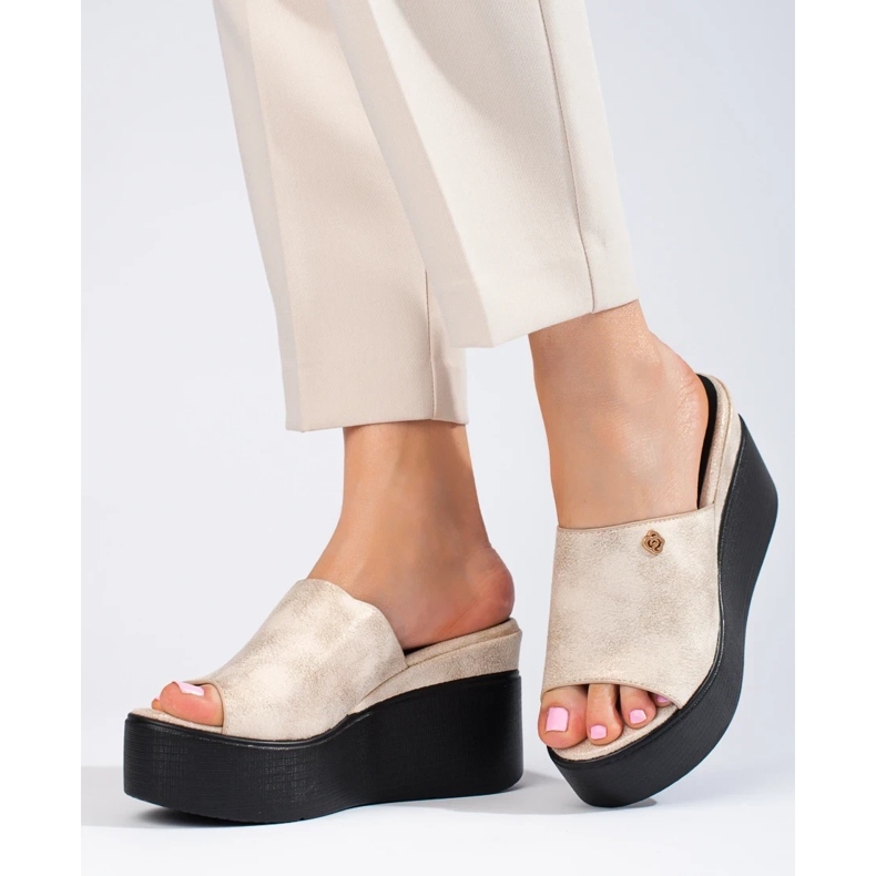 Metallische Flip -Flops auf einem Hochkeilgoldenen 1