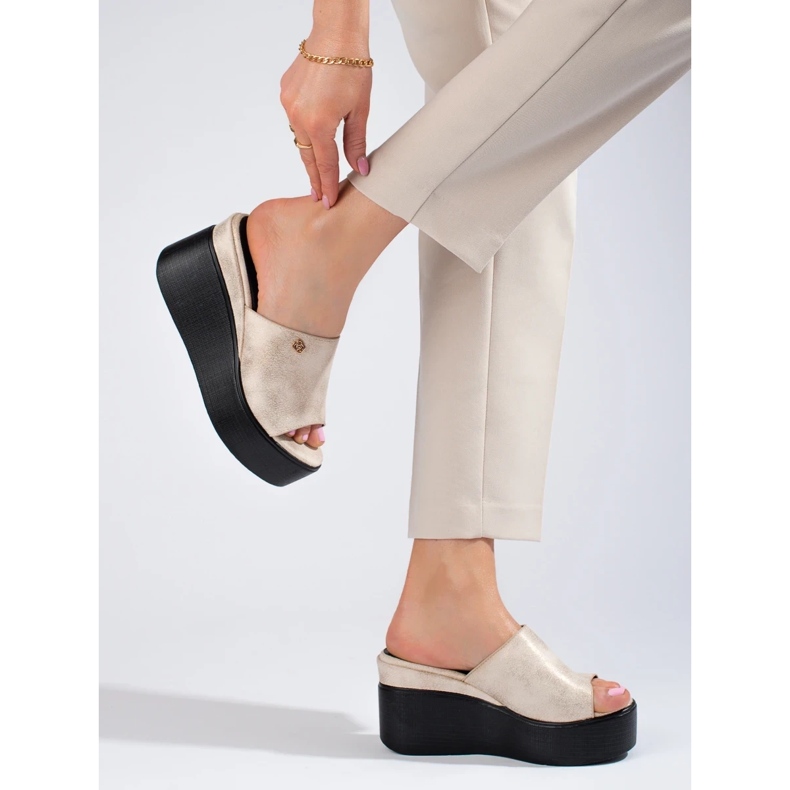 Metallische Flip -Flops auf einem Hochkeilgoldenen 2