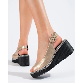 Goldene Keilsandaletten von Shelovet 2