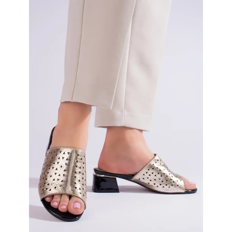 Goldene durchbrochene Damenpantoffeln mit niedrigem Absatz 2