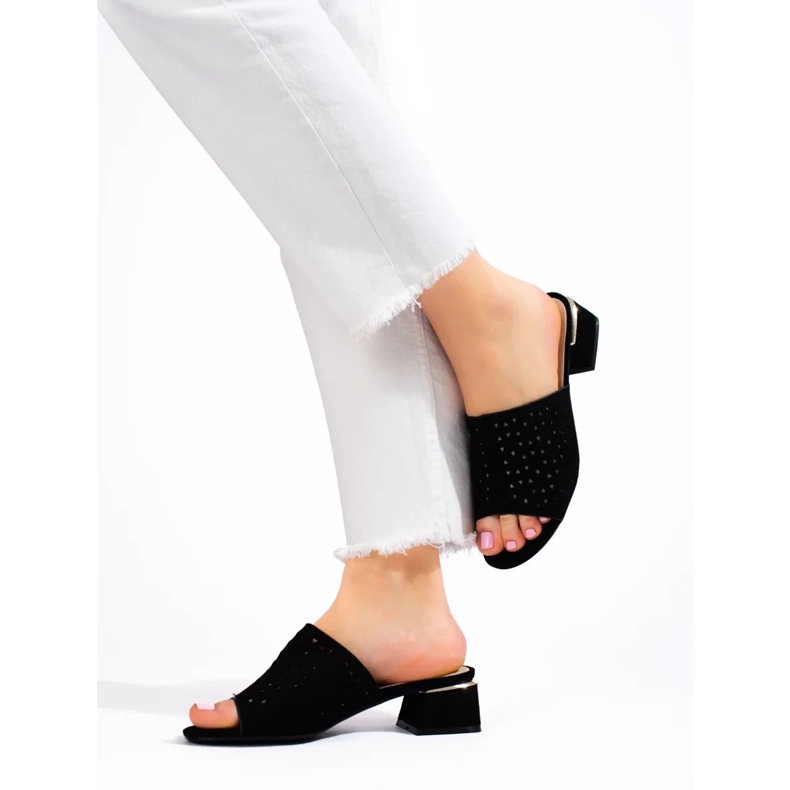 Schwarze, durchbrochene Damenpantoffeln mit niedrigem Absatz 1