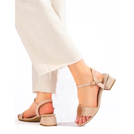 Frauen bei Beige Wildleder Sandalen mit niedrigen Absätzen 3