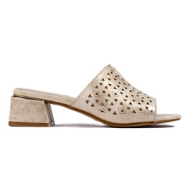 Openwork Golden Flip Flops auf einem niedrigen metallischen Pfosten 2