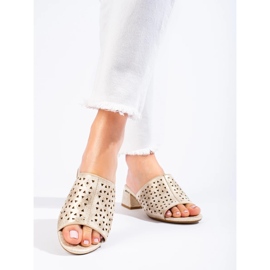 Openwork Golden Flip Flops auf einem niedrigen metallischen Pfosten 1