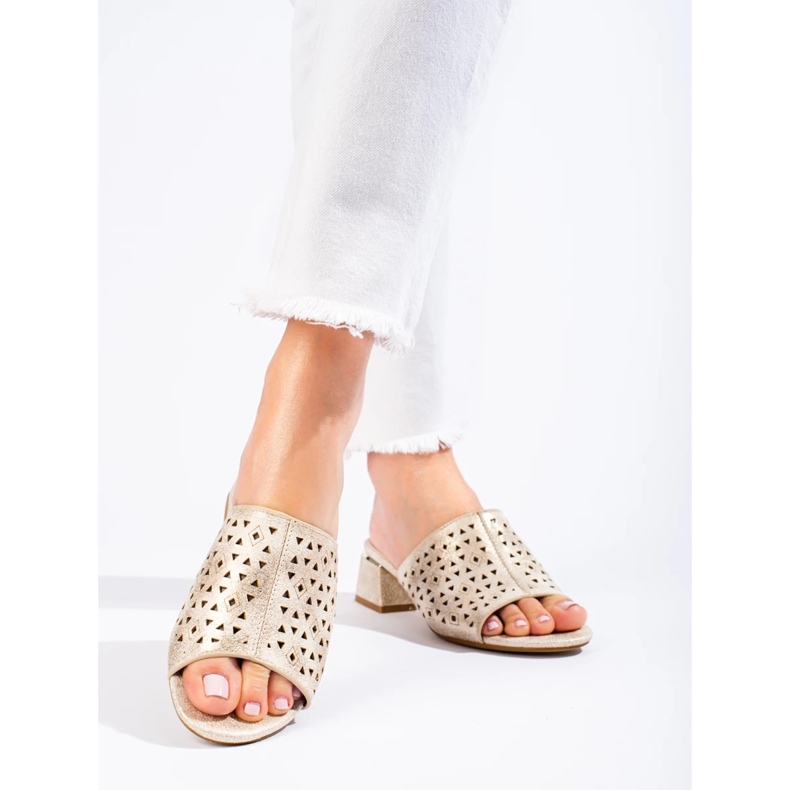 Openwork Golden Flip Flops auf einem niedrigen metallischen Pfosten 1