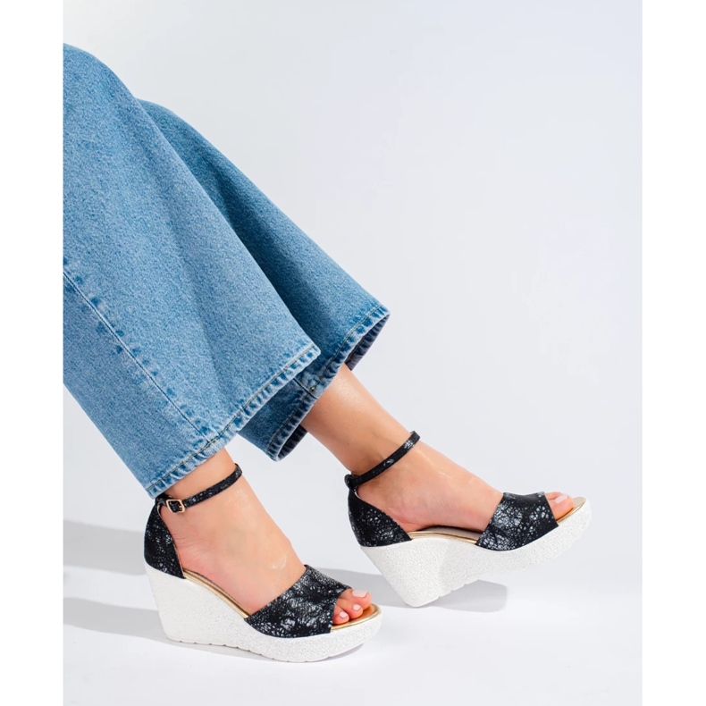 Schwarz-weiße Damen-Keilsandalen von Shelovet 2