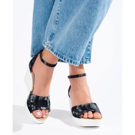 Schwarz-weiße Damen-Keilsandalen von Shelovet 1