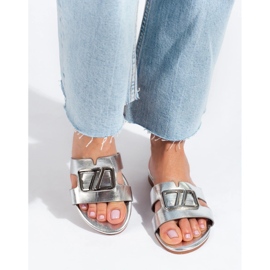 Silberne flache Sandalen mit Dekoration Shelovet 2