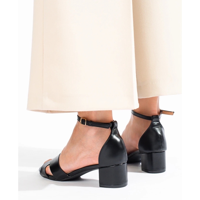 Schwarze Sandalen mit niedrigem Absatz von Shelovet 2