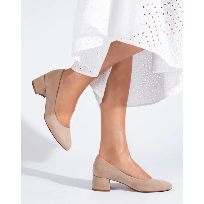 Klassische beige Damenpumps mit niedrigem Absatz von Shelovet 1