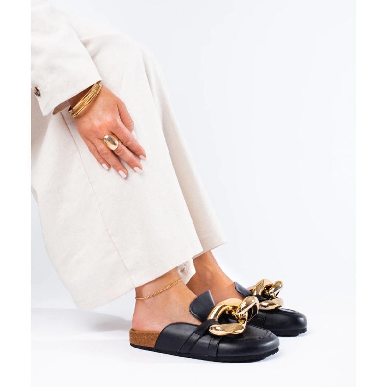 Schwarze Pantoletten mit großer Shelovet-Kette 1