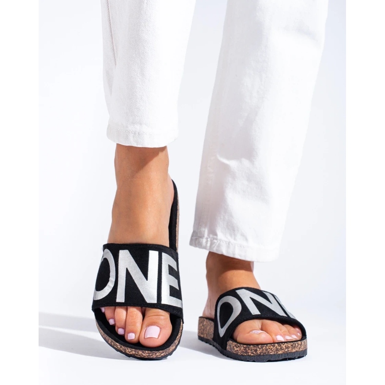 Schwarze Flip-Flops mit silbernem Schriftzug auf der Kappe von Shelovet 2