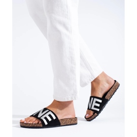 Schwarze Flip-Flops mit silbernem Schriftzug auf der Kappe von Shelovet 1