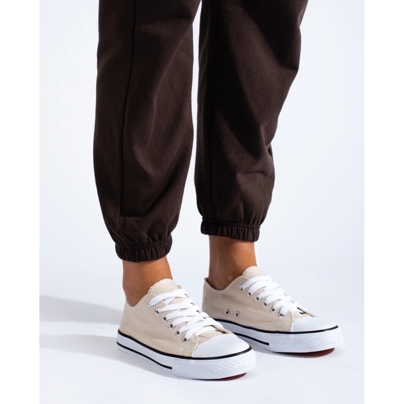 Klassische beige Sneaker von Shelovet 2