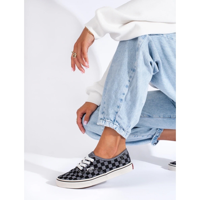 Schwarz-grau karierte Sneakers von Shelovet 2