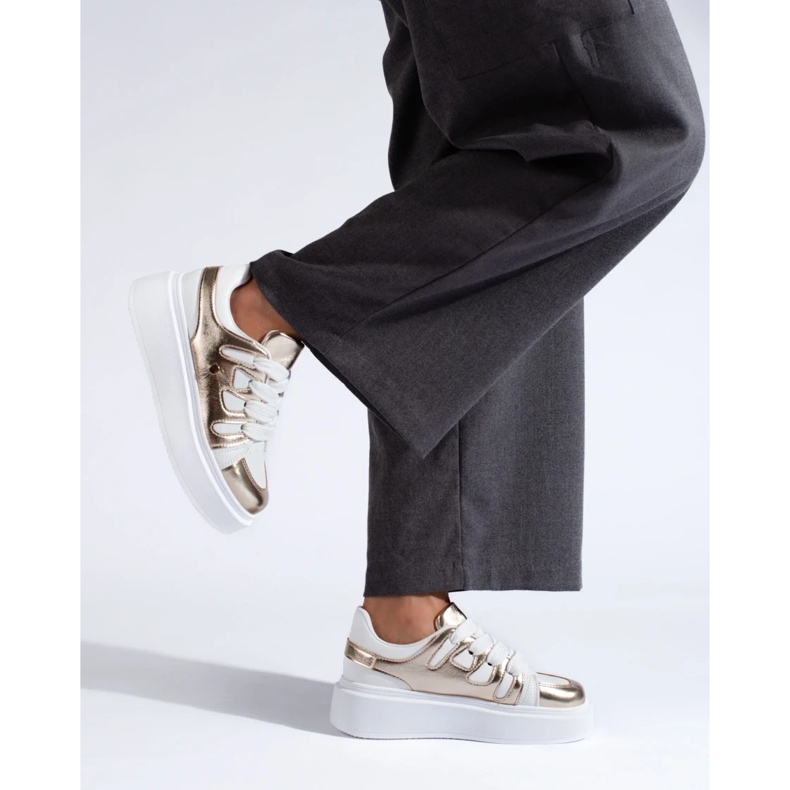 Goldene und weiße High-Plateau-Sneaker von Shelovet 2