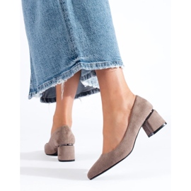 Beigefarbene Shelovet-Pumps aus Wildleder mit niedrigem Absatz 1