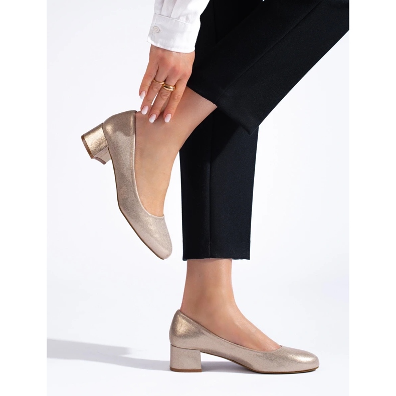 Goldfarbene Damenpumps mit niedrigem Absatz golden 2