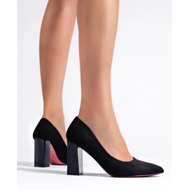 Schwarze Damenpumps an der Post 1