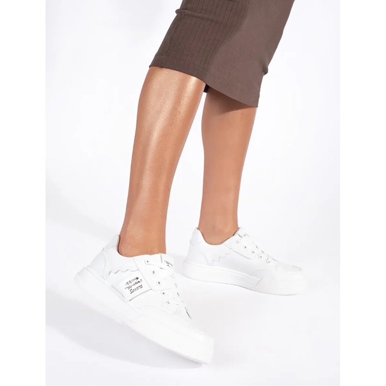 Weiße Turnschuhe auf der Plattform 2