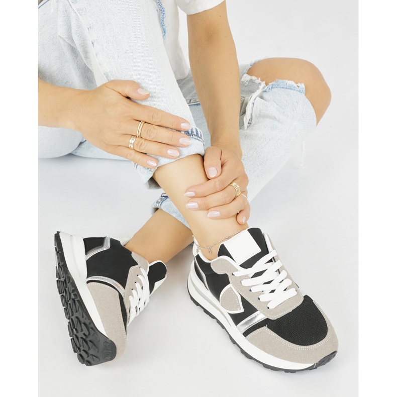 Damen-Sportschuhe in Schwarz und Beige 2