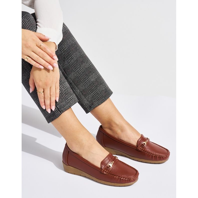 Braune Damenmokassins mit Verzierung 1