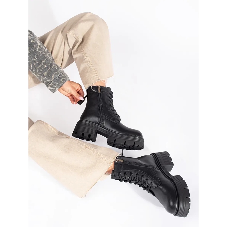 Schwarze Lederstiefel mit dicker Sohle 1