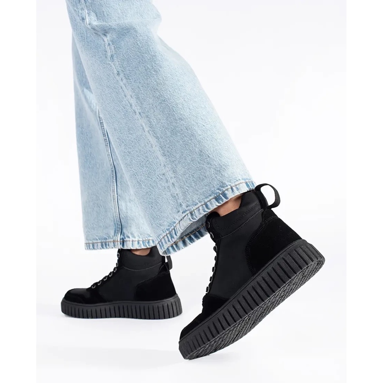 Schwarze Stiefel aus Naturleder mit dicker geprägter Sohle 1