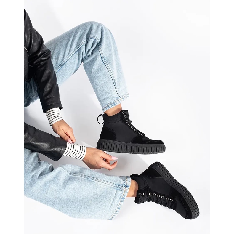 Schwarze Stiefel aus Naturleder mit dicker geprägter Sohle 2