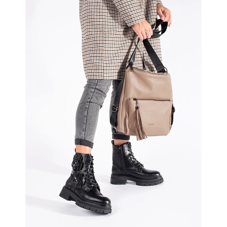 Seastar Schwarze isolierte Arbeiterstiefel mit Blumen 1