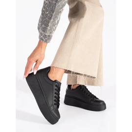 Schwarze Sneaker auf der Plattform 2