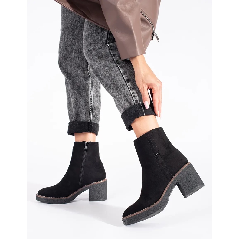 Schwarze Wildlederstiefel am Pfosten 1