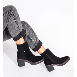 Schwarze Wildlederstiefel am Pfosten 3