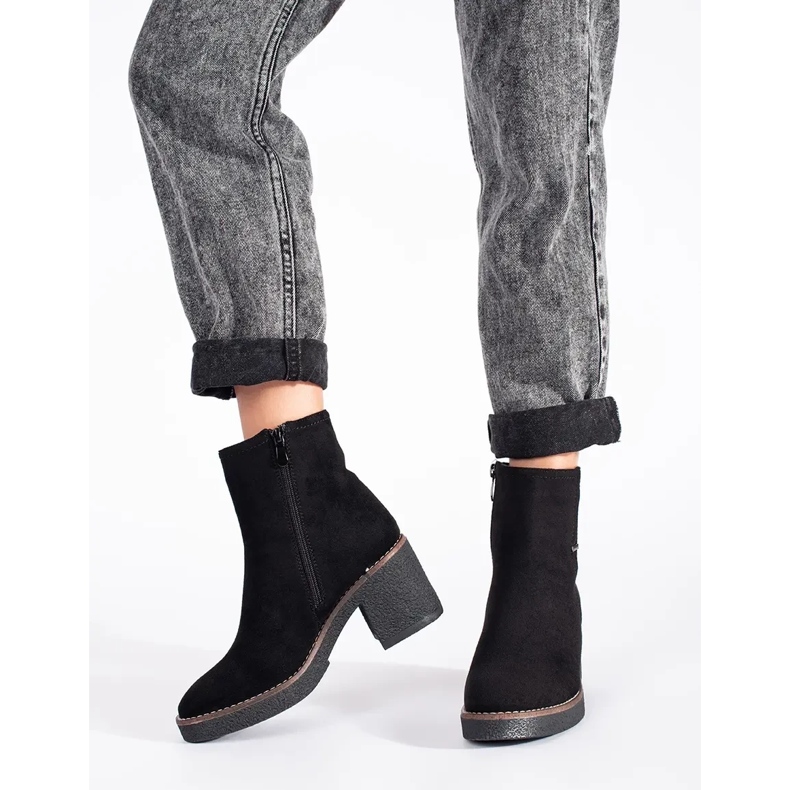 Schwarze Wildlederstiefel am Pfosten 2