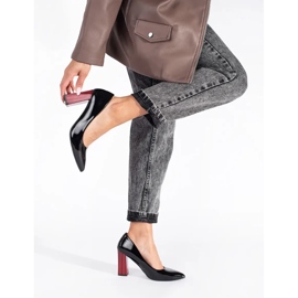 Elegante schwarze Lackpumps mit hohen Absätzen 1