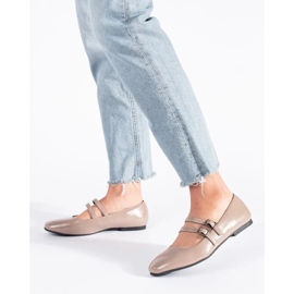 Beigefarbene Ballerinas aus Lackleder mit Verschluss 3