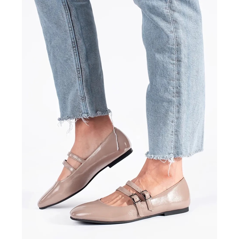 Beigefarbene Ballerinas aus Lackleder mit Verschluss 1