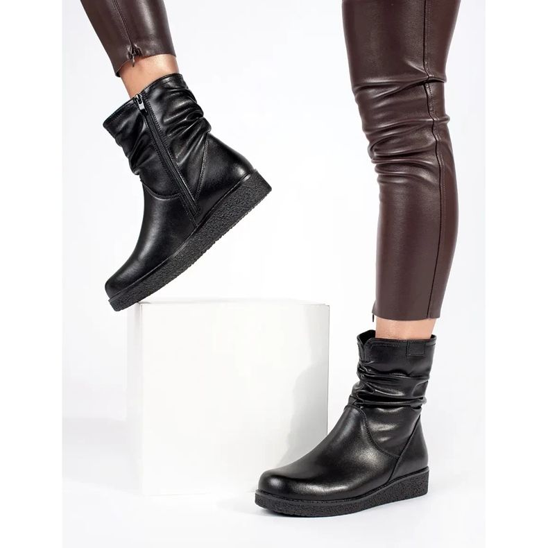 Damenstiefeletten aus schwarzem Leder mit niedrigem Keilabsatz und gerüschtem Obermaterial von Sergio Leone 1