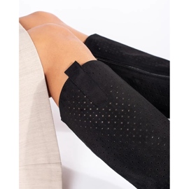 Durchbrochene schwarze Wildlederstiefel 1