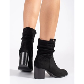 Schwarze Wildlederstiefel für Damen am Pfosten 1