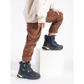 Marineblaue, isolierte Jungenstiefel 2