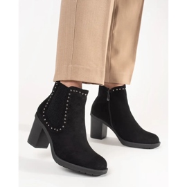 Schwarze Wildlederstiefel auf dem mit Strasssteinen dekorierten Pfosten 1