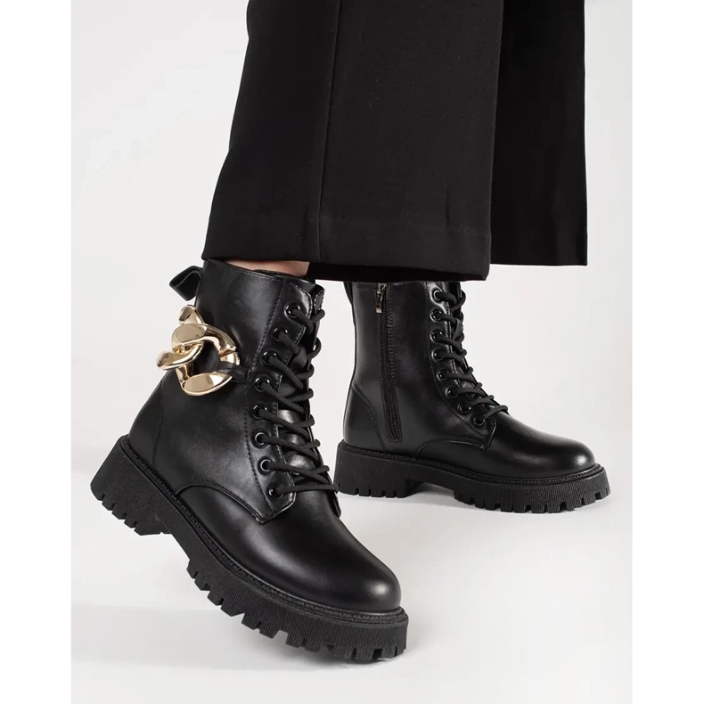 Schwarze Arbeiter mit einer goldenen Kette 1